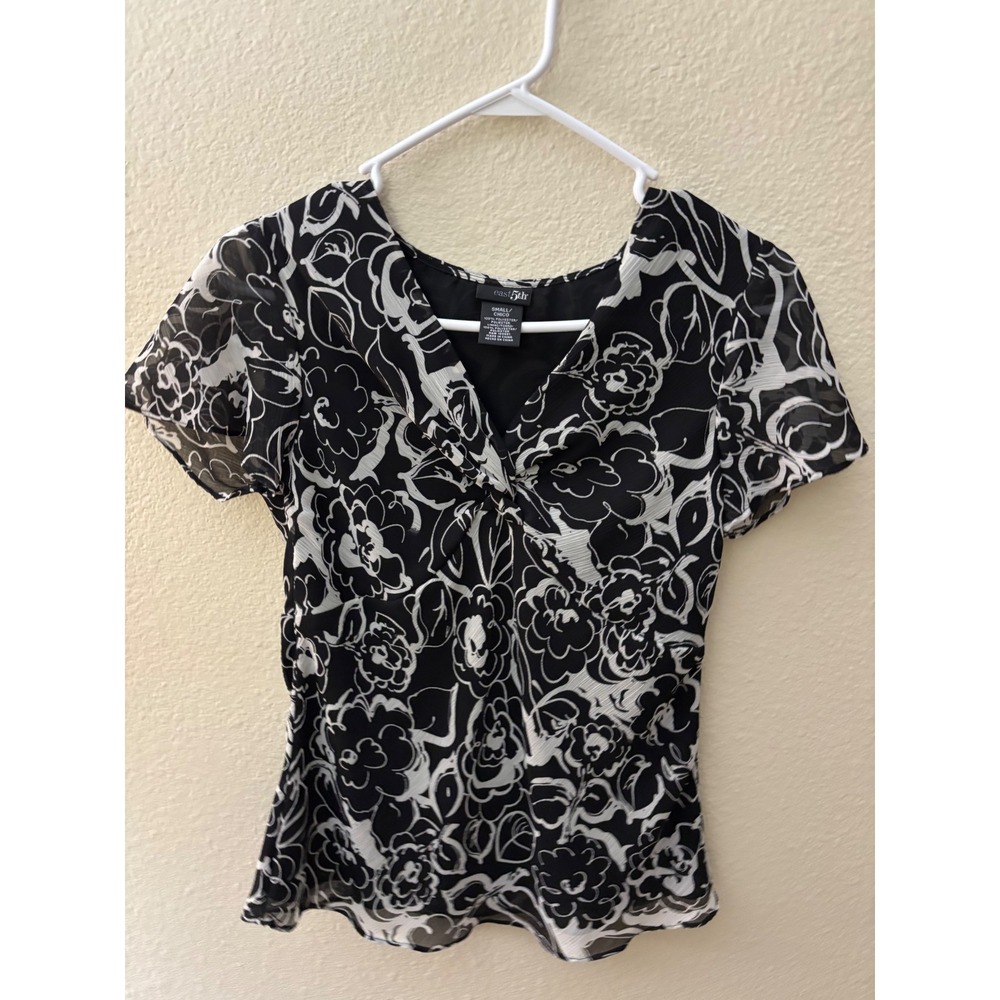 east5th Black White Floral Sheer Sleeve V Neck Top Women's Small
A840